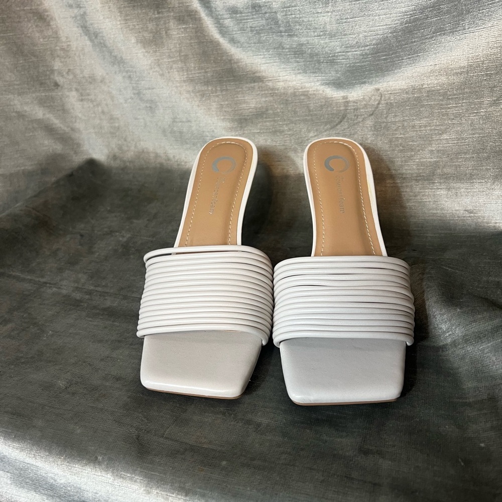 #5935. NEW! Tru Comfort Foam Calliope Heeled Off White Sandals. Size 7